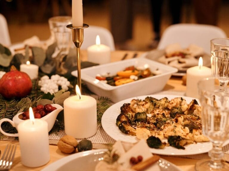 Stół nakryty do kolacji przy świecach. Obrazek w artykule Coś szybkiego na kolację? Przepisy na proste i pyszne dania