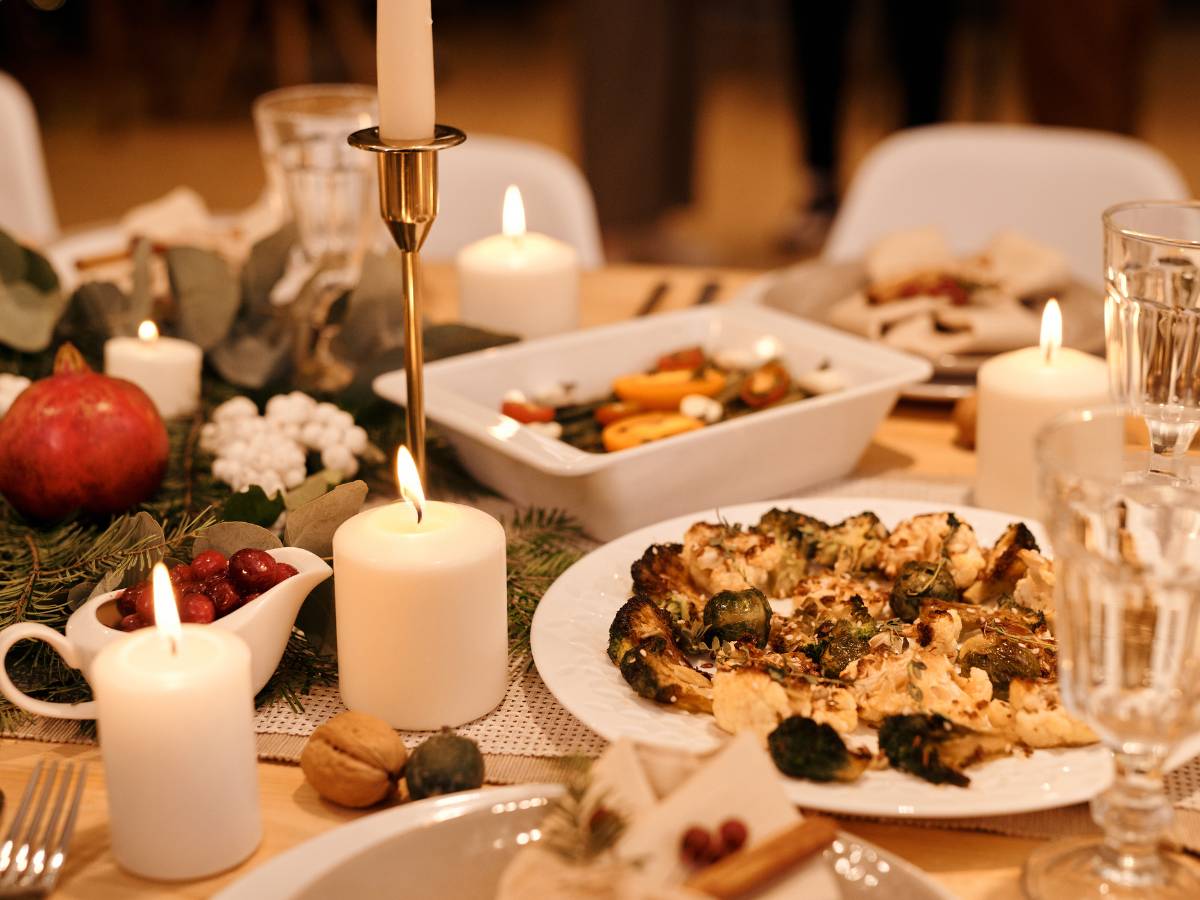 Stół nakryty do kolacji przy świecach. Obrazek w artykule Coś szybkiego na kolację? Przepisy na proste i pyszne dania