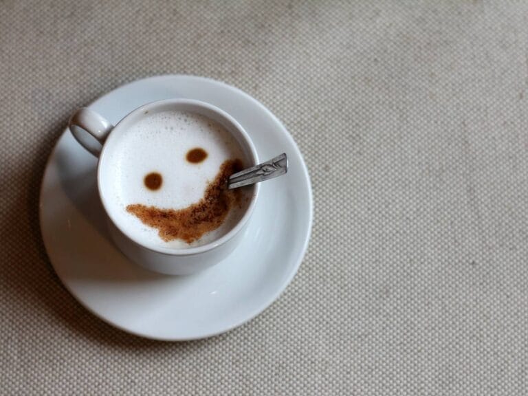 Filiżanka kawy z uśmiechem na górze. Obrazek w artykule Jak poprawić sobie humor? 10 skutecznych sposobów.