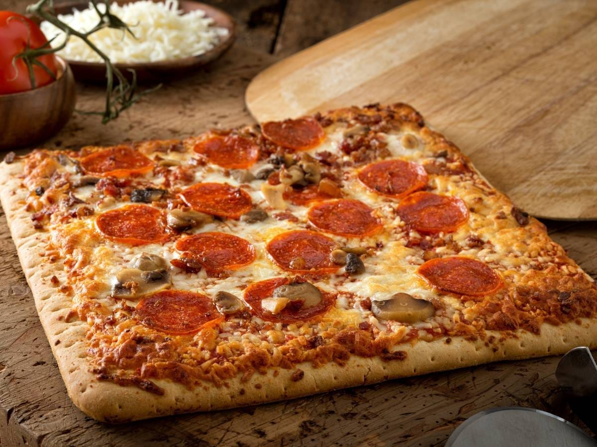 Domowa pizza. Obrazek w artykule Kiedy jest dzień pizzy? Terminy i informacje na temat święta pizzy