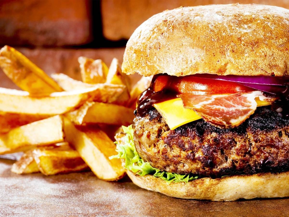 Domowy hamburger z pieczonymi frytkami. Obrazek w artykule Domowy fast food. Jak przygotować ulubione szybkie dania w domu?