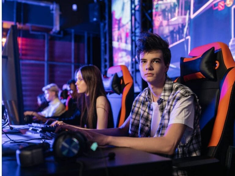 Gracze przy komputerach. Obrazek w artykule Fotele dla graczy. Wybierz najlepszy model dla siebie.