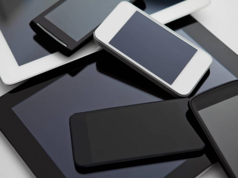 Telefon, tablet i inne gadżety. Obrazek w artykule Gadżety dla graczy. Najlepsze akcesoria gamingowe na rynku