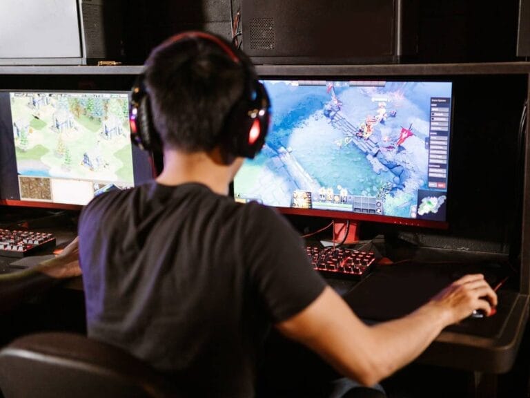 Gracz w trakcie gry na komputerze. Obrazek w artykule Gry przeglądarkowe. Jak zacząć grać? Przegląd najpopularniejszych gier.
