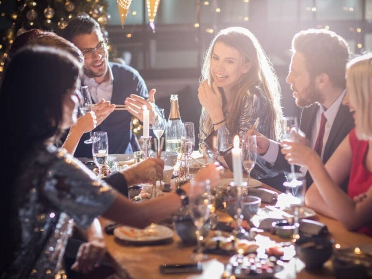 Ludzie przy stole. Obrazek w artykule Impreza w stylu PRL - jak zorganizować retro imprezę?