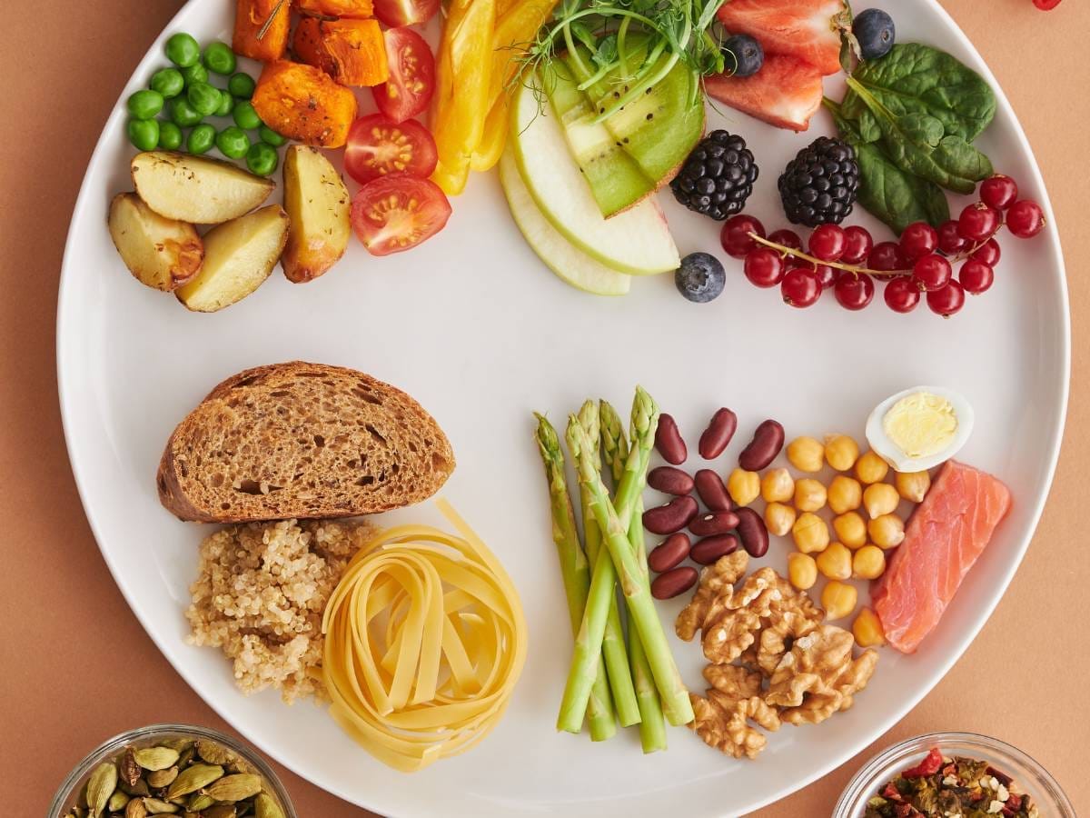 Talerz ze zdrowym posiłkiem. Obrazek w artykule Najlepsze jedzenie dla gracza komputerowego. Jakie produkty poprawią Twoją wydajność?