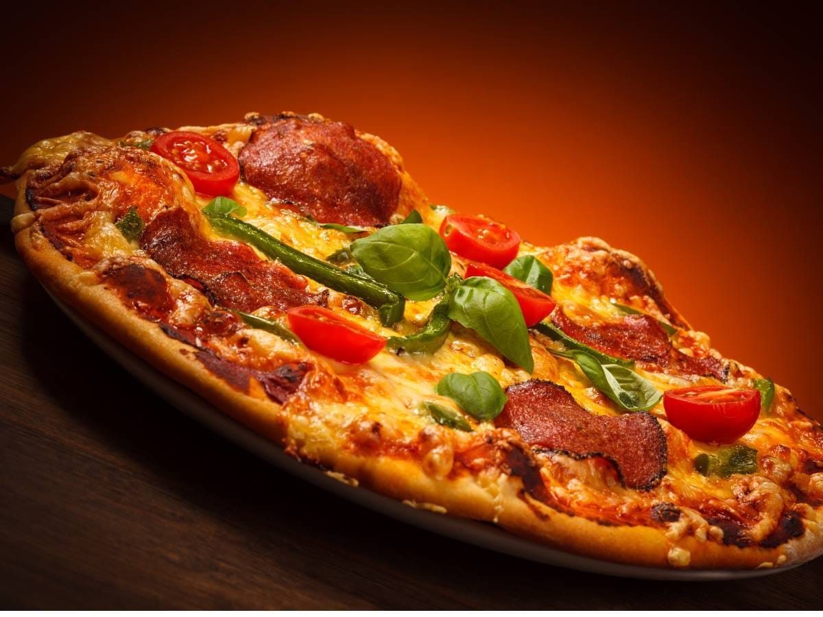 Smakowita pizza. Obrazek w artykule Kalkulator opłacalności pizzy. Jak obliczyć zyski w branży gastronomicznej?