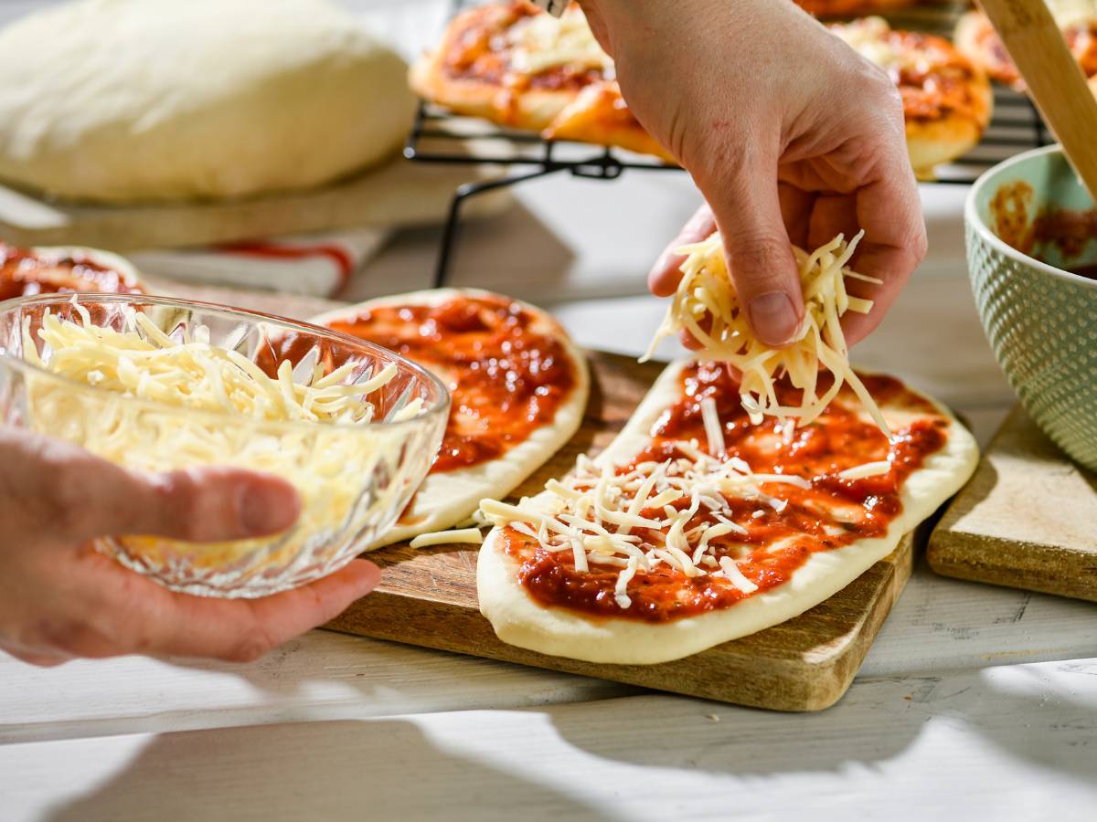 Przygotowanie różnych rodzajów pizzy. Obrazek w artykule Kalkulator pizzy - jak obliczyć ilość składników na idealną pizzę?