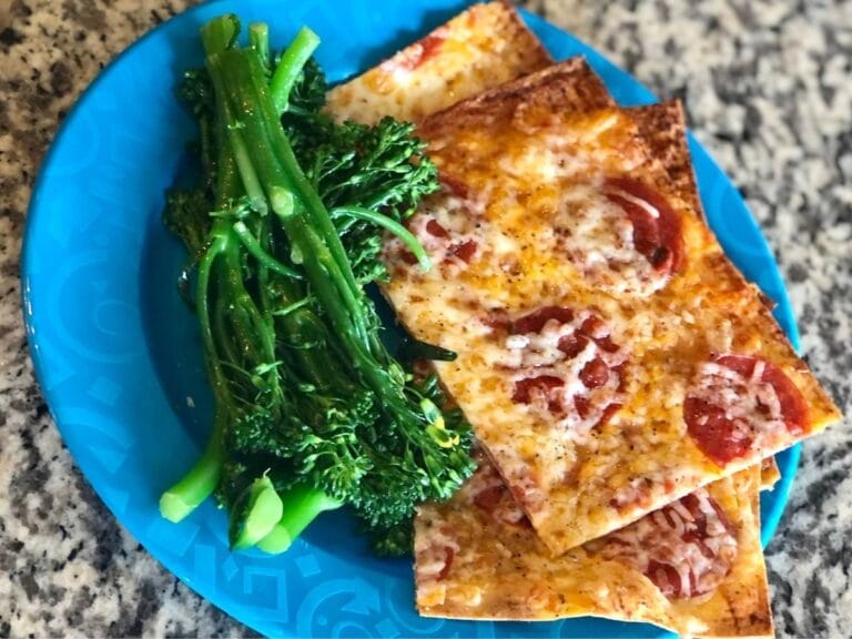 Keto pizza z dodatkami. Obrazek w artykule Keto pizza serowa - przepis na pyszną i zdrową pizzę bez węglowodanów.