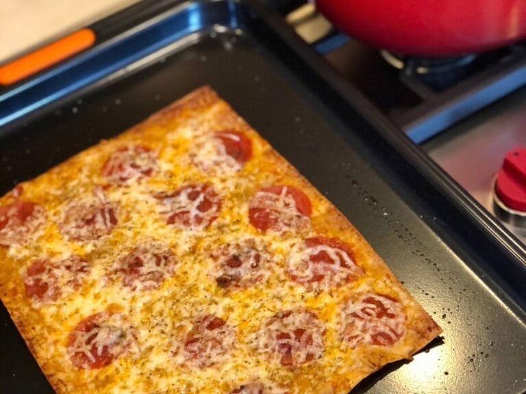 Kwadratowa pizza z piekarnika. Obrazek w artykule Keto pizza z kalafiora - jak zrobić pyszną, niskowęglowodanową pizzę?