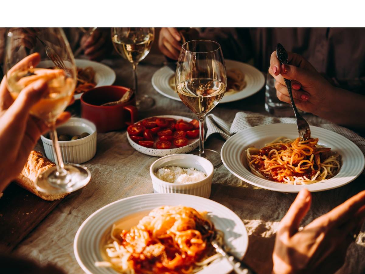 Stół zastawiony talerzami z jedzeniem. Obrazek w artykule: Coś dobrego na kolację: Przepisy na pyszne dania wieczorowe