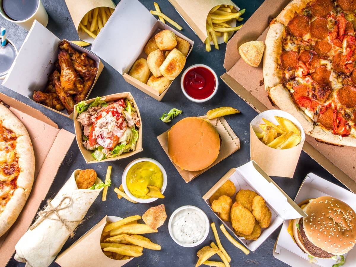 Zestaw fast foodów. Obrazek w artykule Najbardziej kaloryczne jedzenie - co warto wiedzieć?