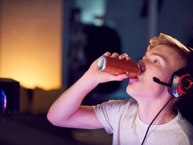 Gracz pije napój energetyczny. Obrazek w artykule Napoje energetyczne dla graczy. Jakie wybrać? Jak wpływają na organizm?