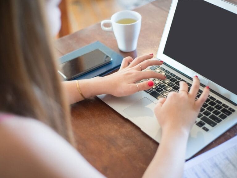 Kobieta przy laptopie. Obrazek w artykule Oryginalne nicki dla dziewczyn. Inspiracje i podpowiedzi