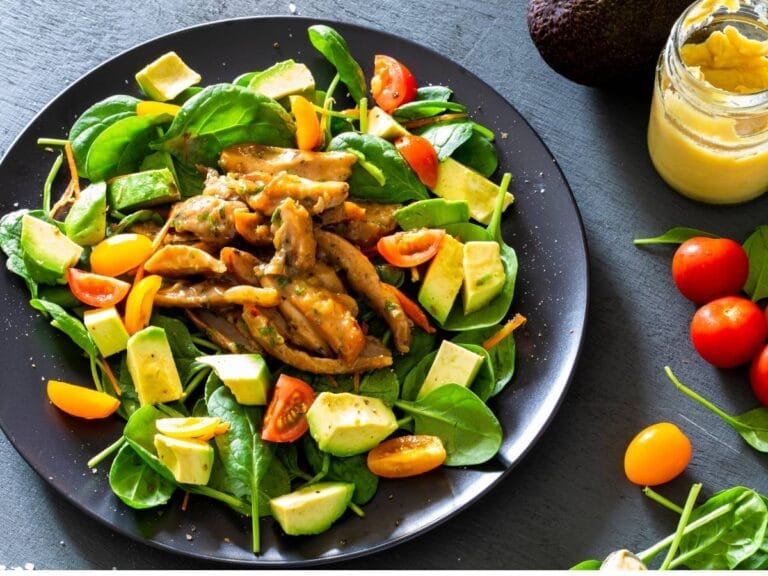 Talerz z kolorową sałatką. Obrazek w artykule Niskokaloryczna kolacja. Przepisy i porady dla zdrowego trybu życia.