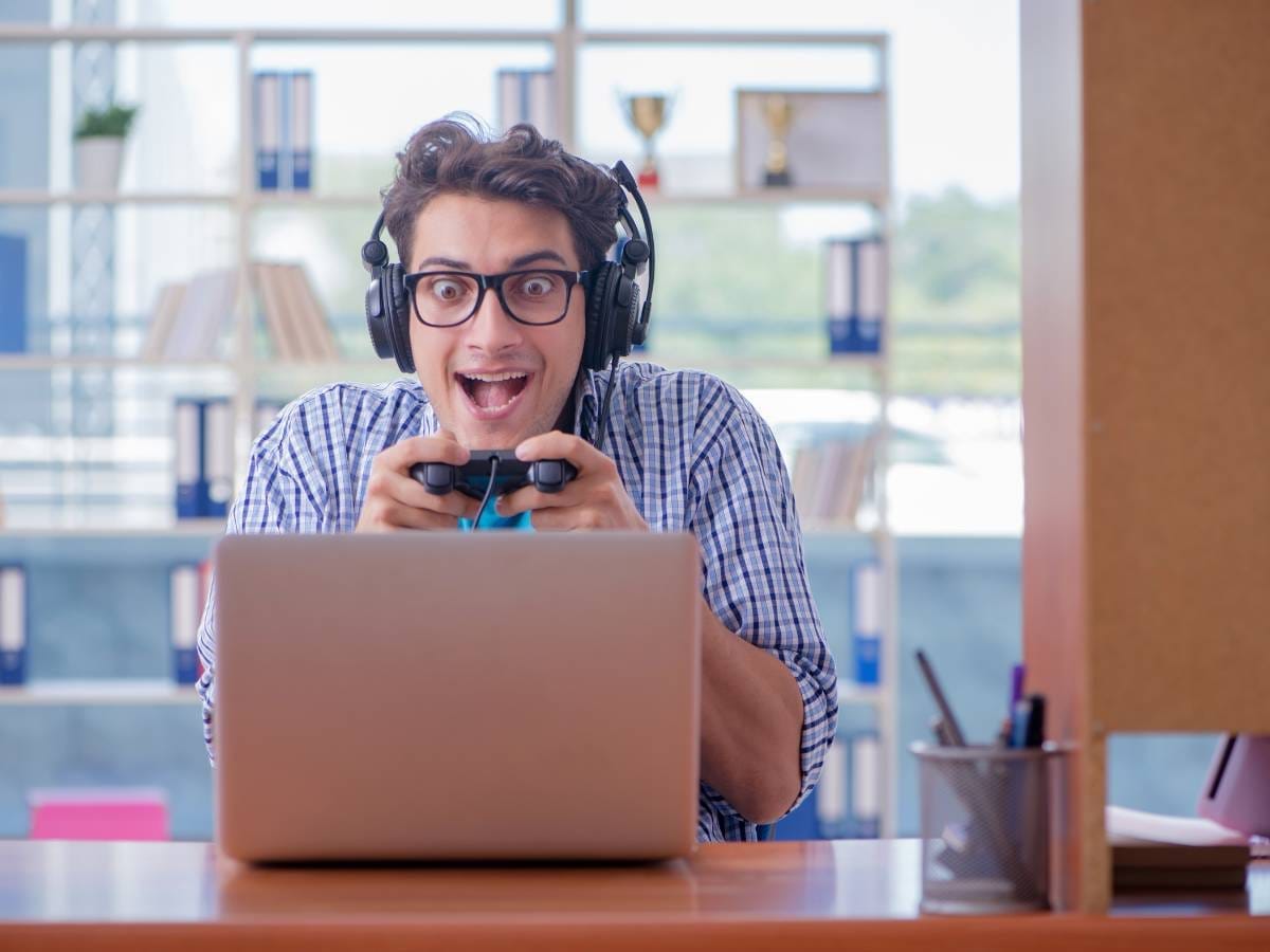 Mężczyzna i laptop. Obrazek w artykule Odkryj świat darmowych gier online