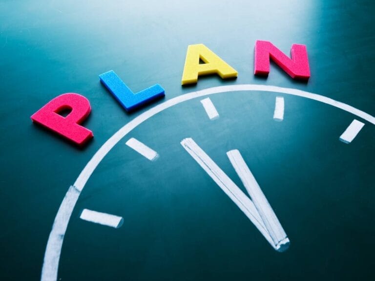 Napis plan i fragment zegara. Obrazek w artykule Jak nie marnować czasu? Najlepsze sposoby na efektywne zarządzanie czasem.