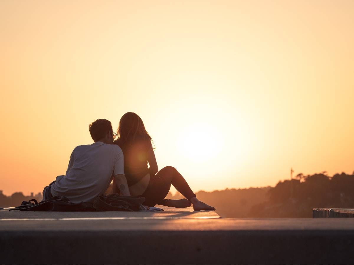 Para podziwia zachód słońca. Obrazek w tekście: Pomysł na randkę. Ponad 30 propozycji na udaną randkę dla par