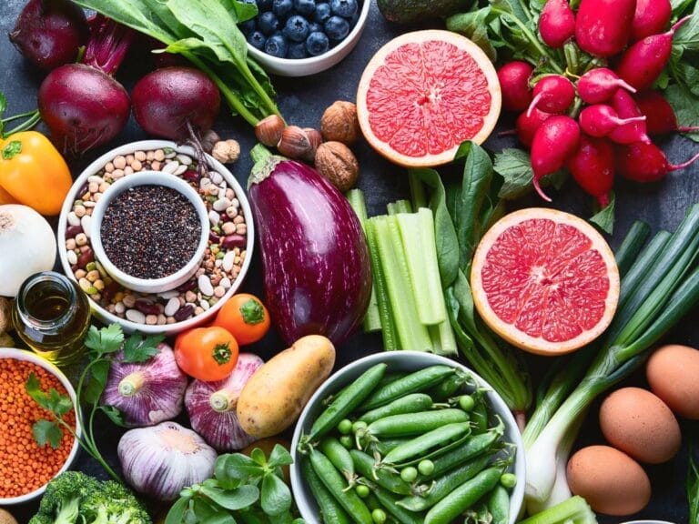 Zestaw warzyw, owoców i ziaren w diecie niskokalorycznej. Obrazek w artykule Produkty niskokaloryczne - jakie wybierać i dlaczego?