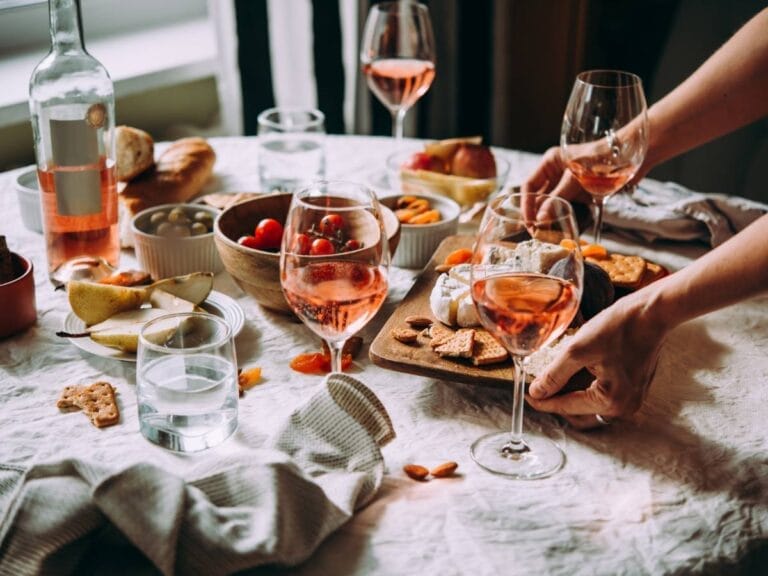 Ustawianie na stole talerzy z daniami. Obrazek w artykule Prosta kolacja - szybkie i łatwe przepisy na zdrowe dania.