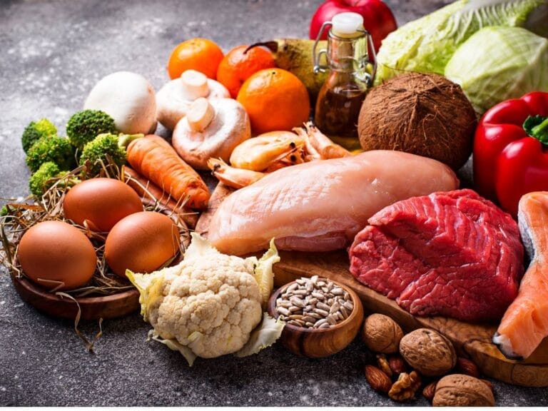 Warzywa, białe mięso, jaja - składniki zdrowej diety. Obrazek z artykułu Sylwetka skinny fat – jak rozpoznać i zmienić swoją sylwetkę?