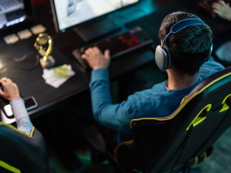 Gracz przy kompie. Obrazek w artykule Słuchawki dla graczy. Jak wybrać najwygodniejszy model dla siebie?