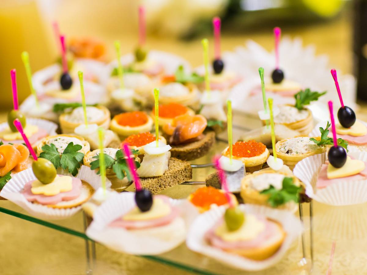 Talerze z przekąskami. Obrazek w artykule: Sylwestrowe przekąski: pomysły na imprezowe przysmaki