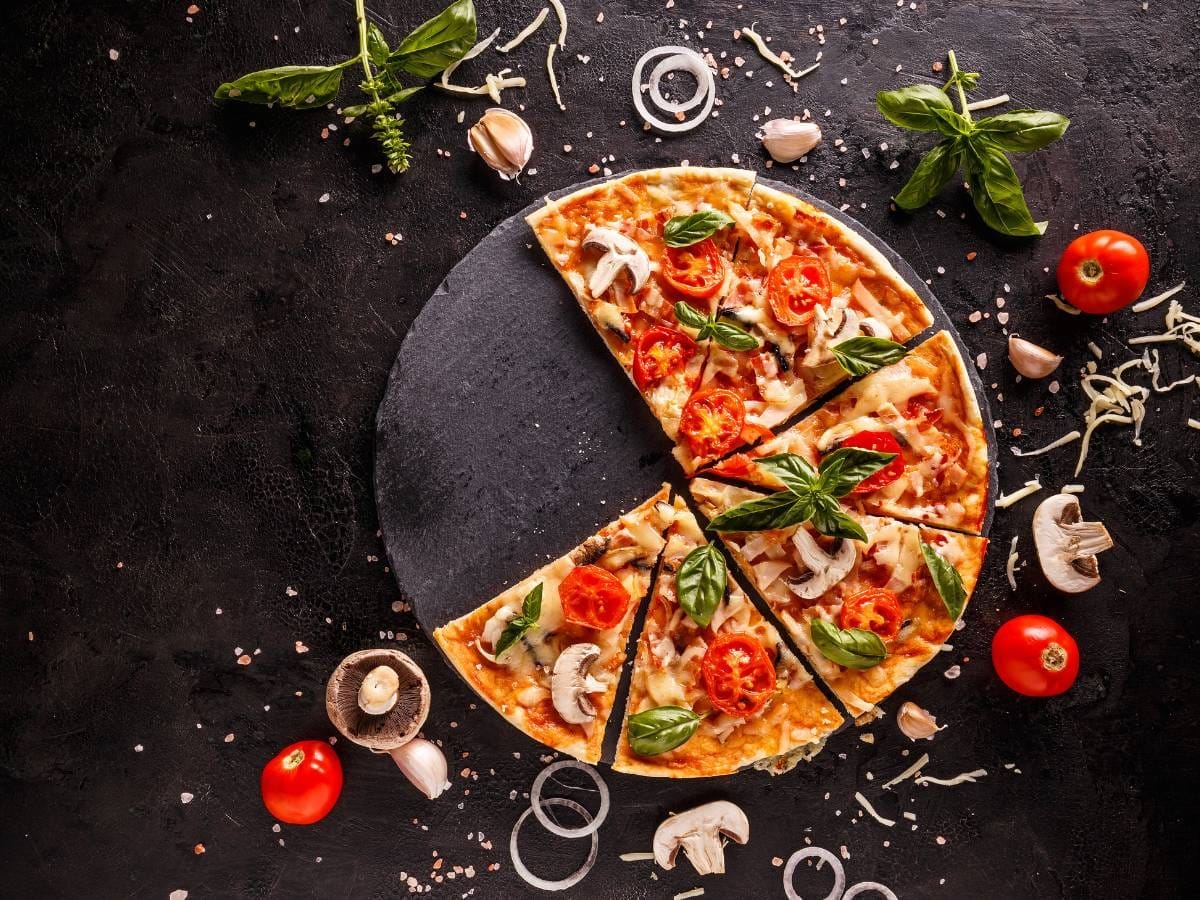 Pizza bez jednego kawałka. Obrazek w artykule Tanks Pizza. Poznaj najlepszą pizzę w mieście