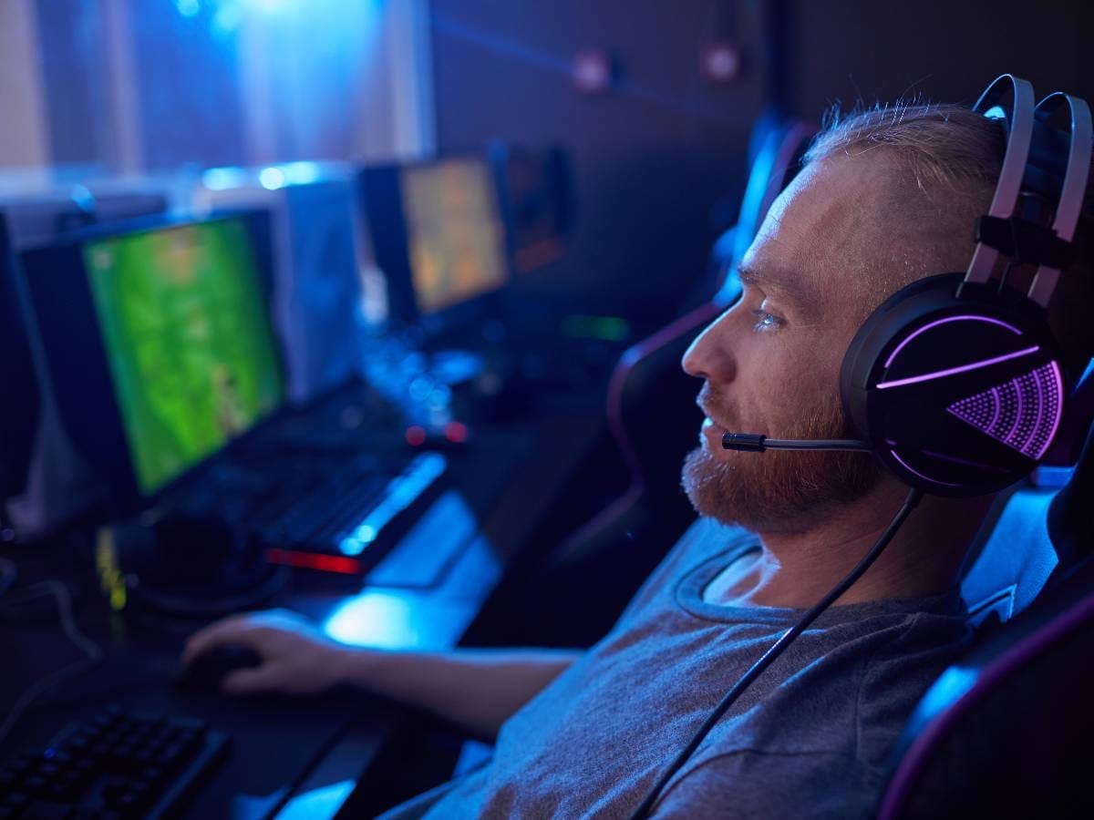 Mężczyzna przed komputerem. Obrazek w artykule Top lista gier MMO - Najlepsze gry online, których nie możesz przegapić!