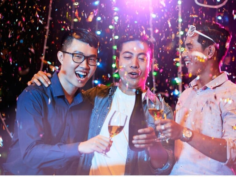 Trzech panów wznosi toast. Obrazek w artykule Kawalerski pomysły na niezapomniany wieczór kawalerski.